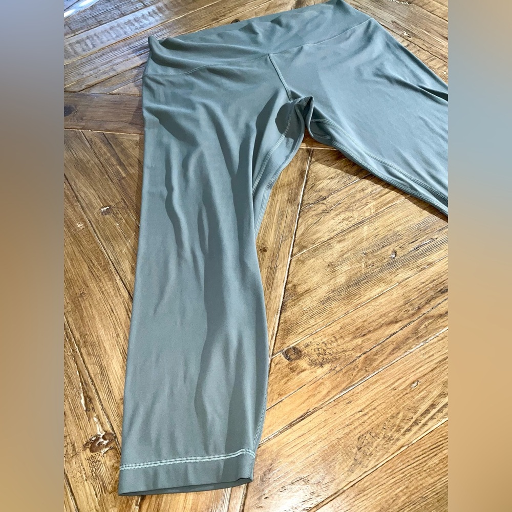 Lululemon Align Capri Leggings in a shade of green (olive/army) size 16 - Picture 6 of 12